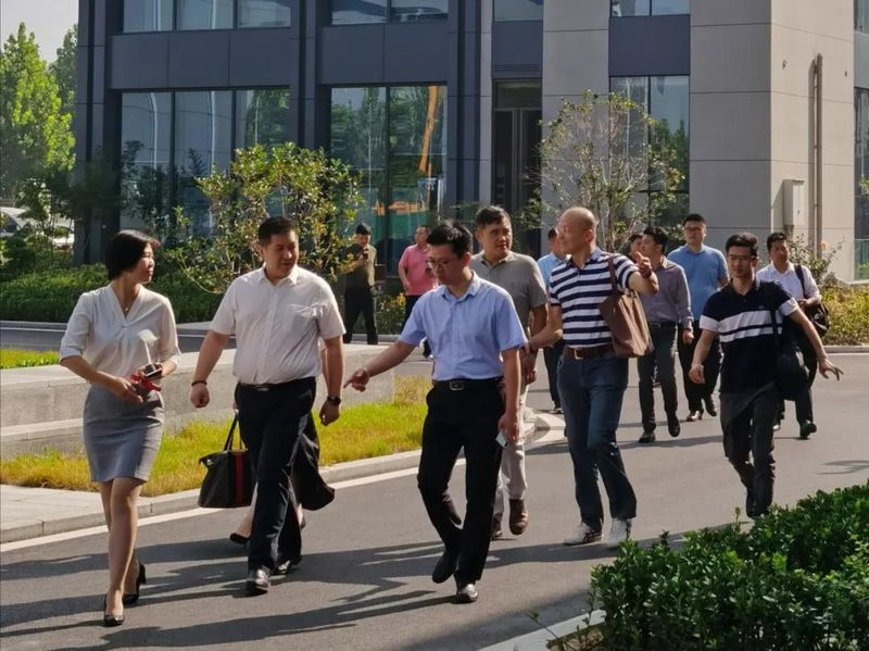 高新區(qū)服務(wù)業(yè)促進(jìn)局局長石應(yīng)、亨通光電營銷總裁江峰一行蒞臨泰投科創(chuàng)產(chǎn)業(yè)園進(jìn)行考察調(diào)研